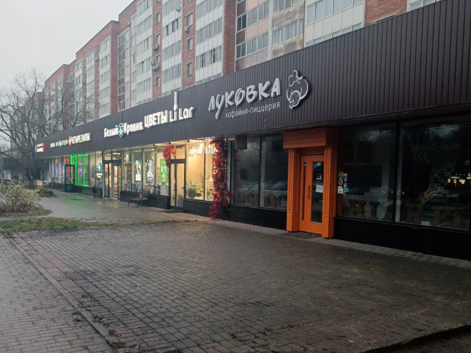 В Одинцове убрали мусор у бывшего кафе на Маршала Неделина