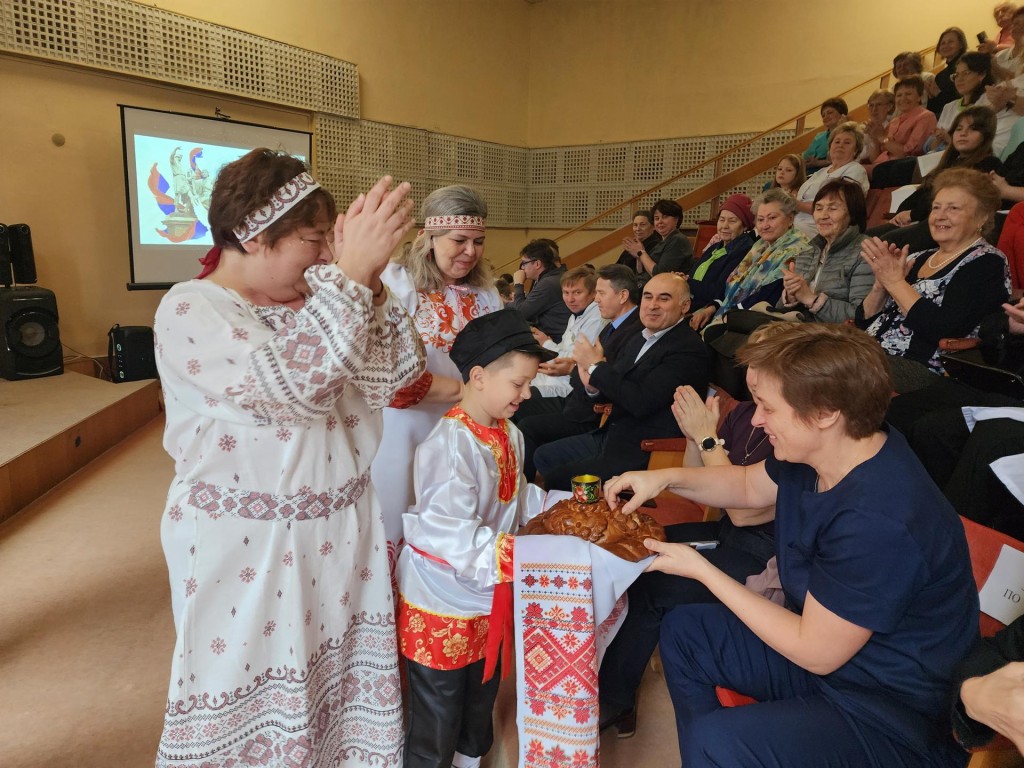 Гигантский торт из желе и фруктов испекли медики Красноармейска ко Дню народного единства