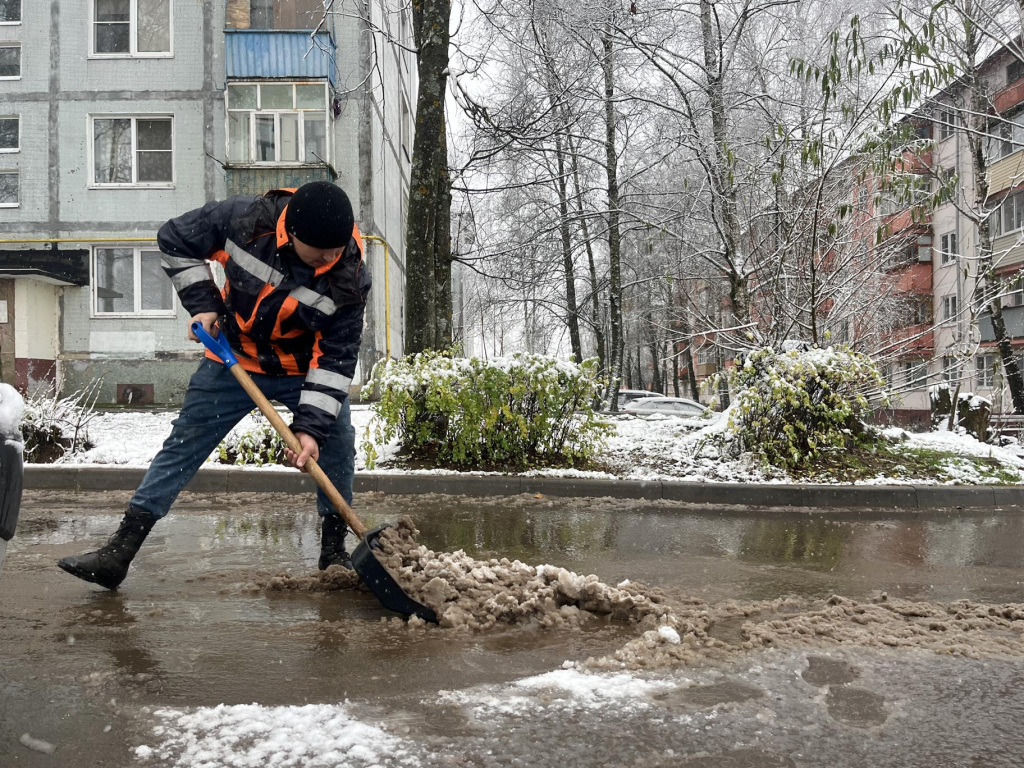 Первый снег в Наро-Фоминске: 90 дворников вышли на расчистку улиц