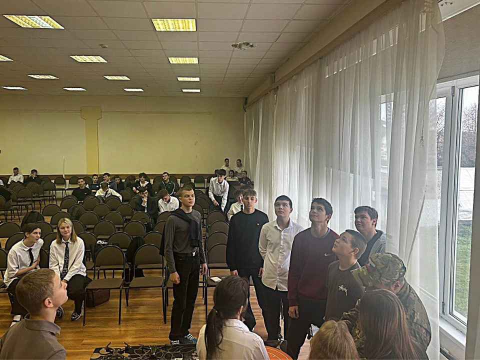 Студенты автодорожного колледжа Бронниц учились управлять дронами на форуме в школе №2