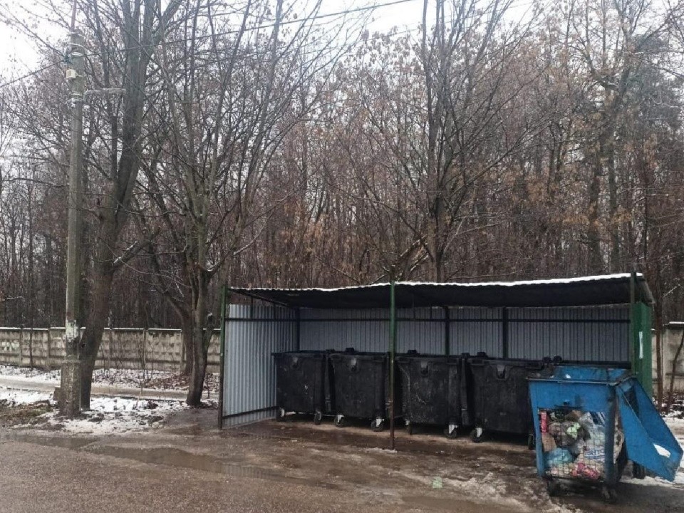 Контейнерную площадку на улице Почтовая очистили от навалов мусора