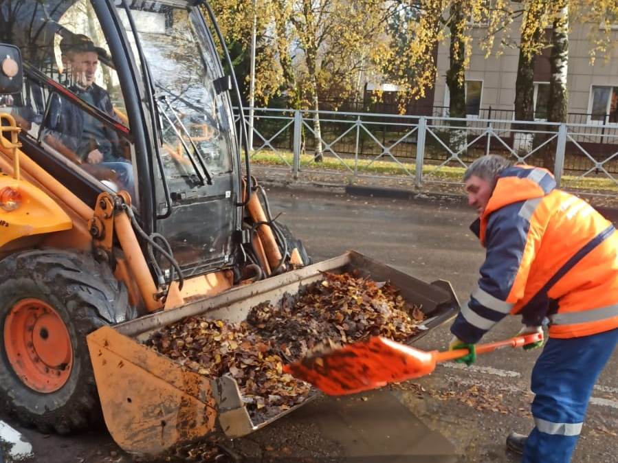 В Калининце коммунальные службы проводят осеннюю уборку тротуаров