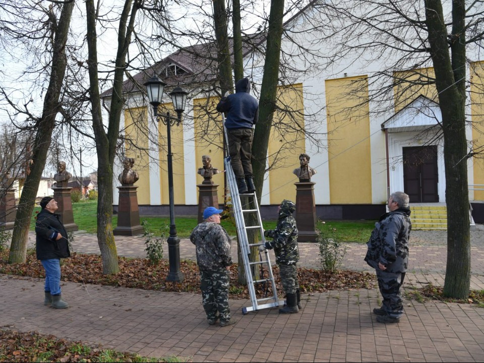 Новогодние украшения засверкают на улицах округа до первых морозов