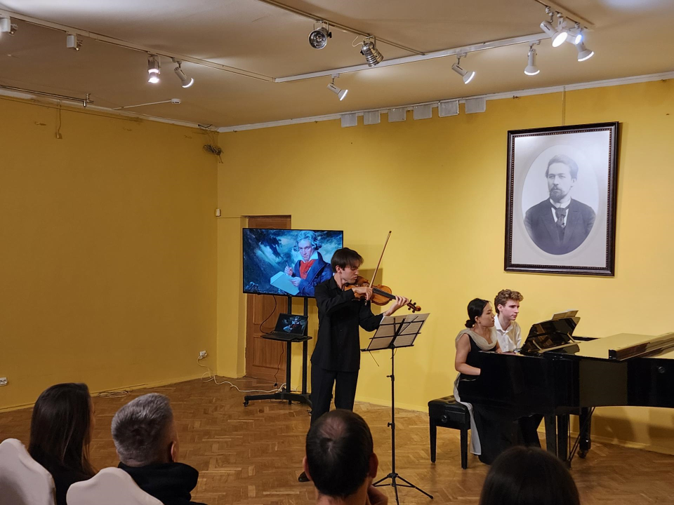 Известная пианистка из Китая выступила на концерте в усадьбе Чехова