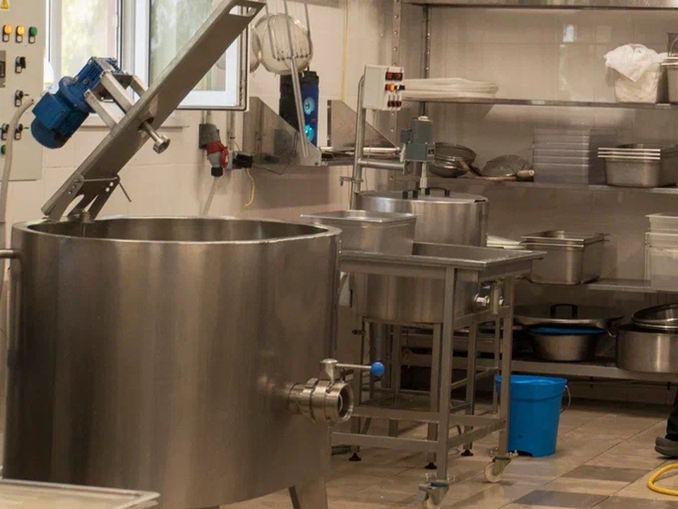 Подпольный цех с оливковым маслом ликвидирован в столице: полиция изъяла партию на ₽1,8 млн