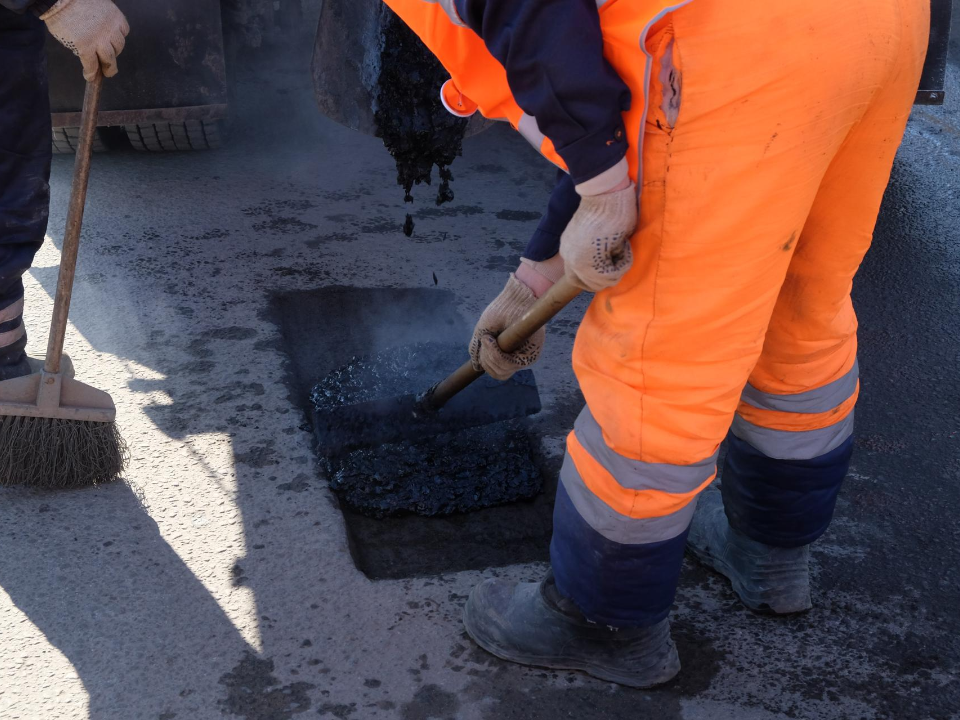 Водителям выдохнуть: подмосковные трассы готовят к зиме. Какие технологии помогут ремонтировать дороги даже в мороз?