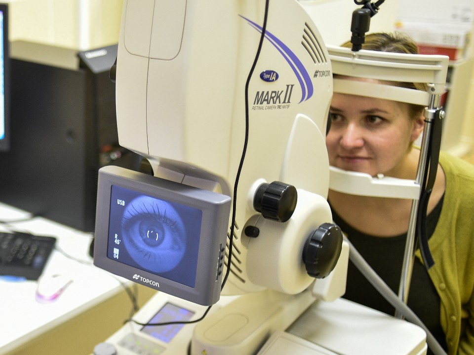 Скрестить глаза и не ослепнуть: врачи развенчали главный миф о детской забаве