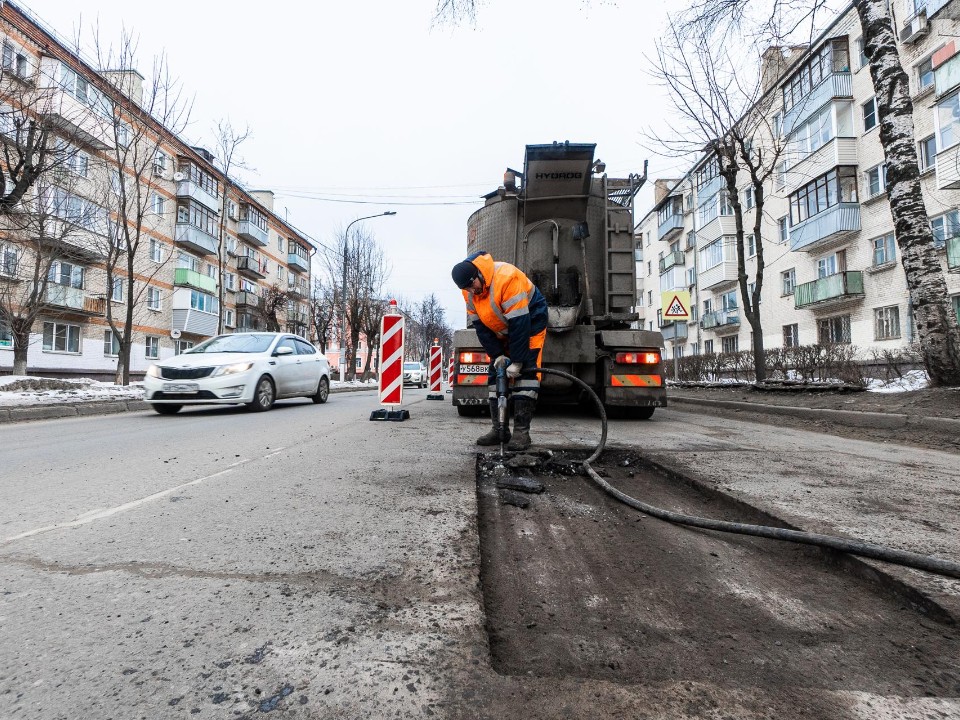 Холодный асфальт против зимних ям: как дорожники за неделю устранили 290 повреждений на трассах в Балашихе