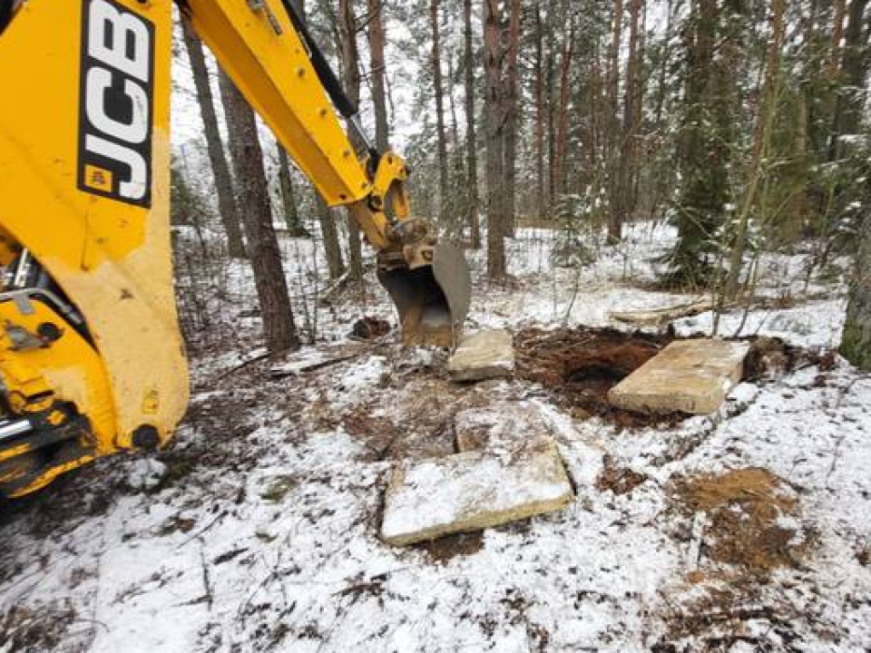 Угрозу для жителей Макарова устранили - открытые колодцы укрыты плитами