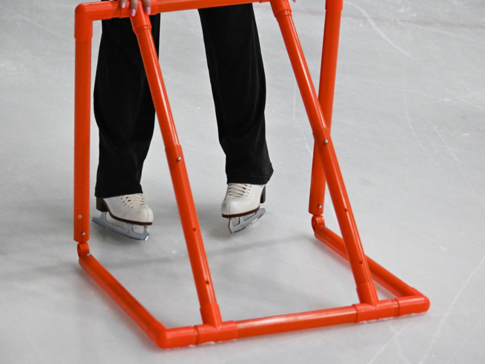 Первая помощь юному фигуристу: необычные «пингвинчики» прибыли во дворец спорта «Багратион»