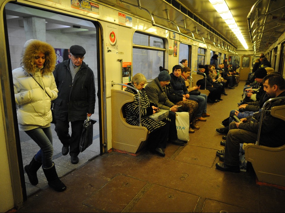 Скандал в московском метро: пенсионерка напала на девушку за отказ уступить место