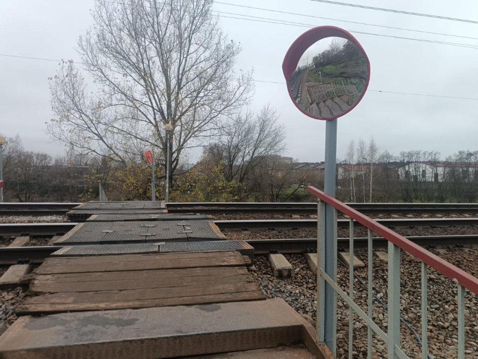 Сферическое зеркало поможет увидеть поезд раньше: как изменится безопасность на железнодорожном переходе