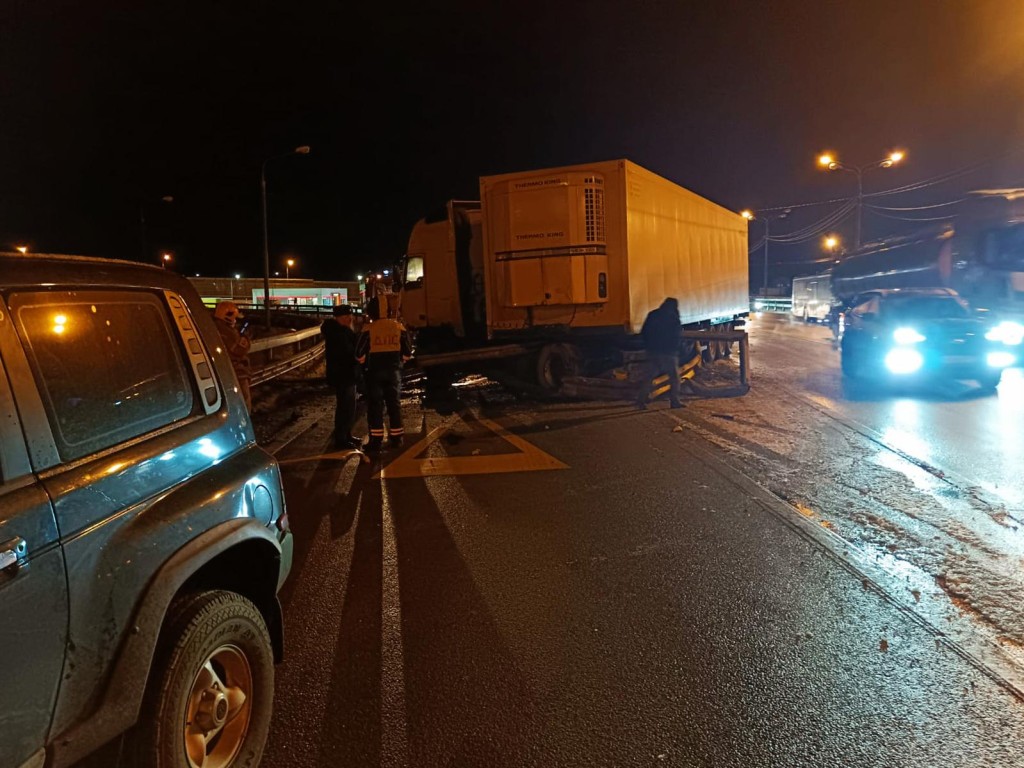 Спасатели ликвидировали последствия ДТП с грузовиком в Орехово-Зуеве
