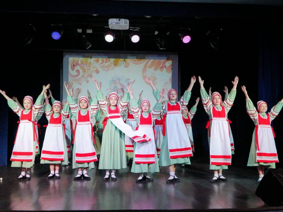 Артисты фольклорных коллективов показали электростальцам костюмы народов России