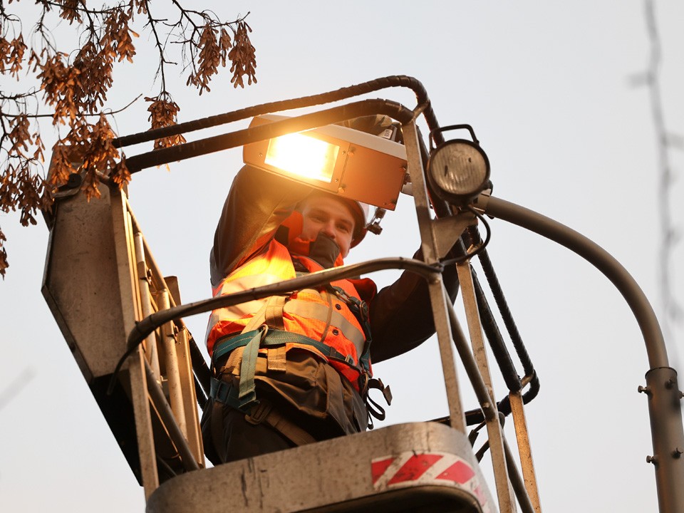 Куда пожаловаться на неработающие фонари во дворах