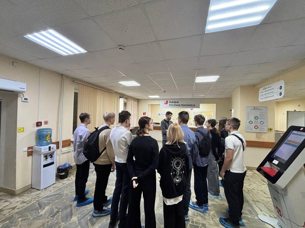 Школьники в белом: как Ногинская больница превращает экскурсии в путь к будущей профессии