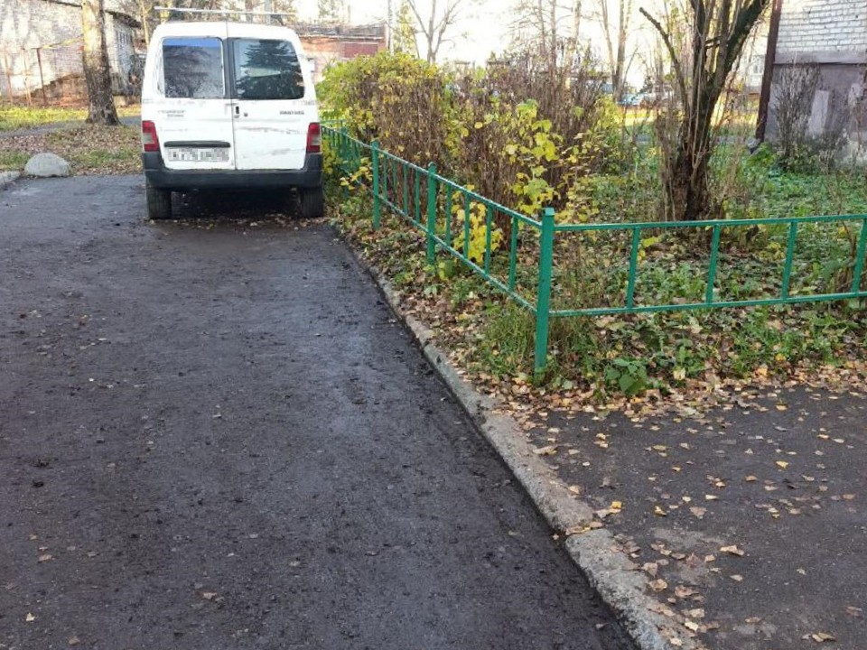 На улице Заводской коммунальщики откачали большую лужу, мешавшую пешеходам