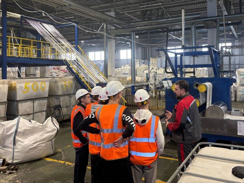 Студенты Воскресенска увидели, как пластик превращается в полезные волокна