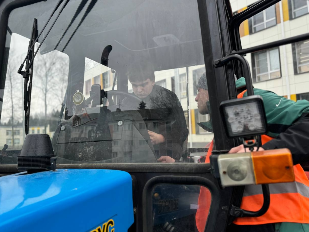 Школьники из Молодежного примерили на себя роль коммунальщиков