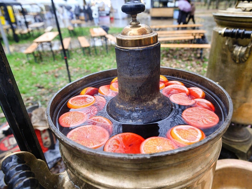 Старинный самовар XIX века согревал гостей праздника в парке Толстого