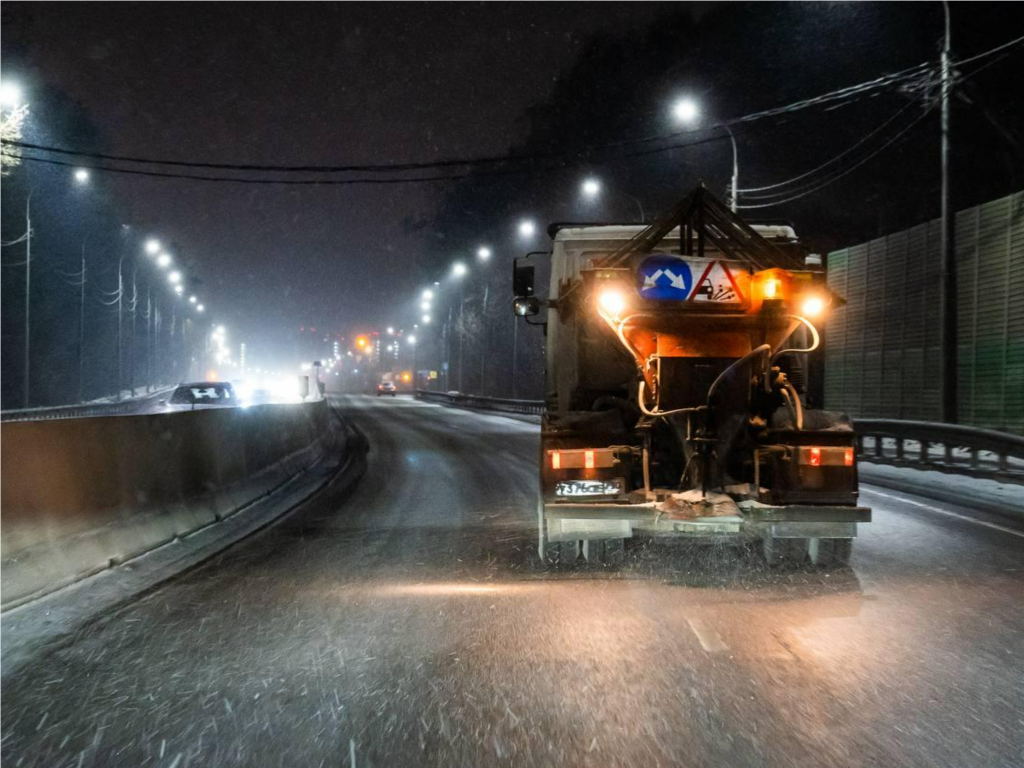 Подмосковье готовится к ухудшению погоды: что сделали дорожники для безопасного проезда и почему летняя резина теперь вне игры