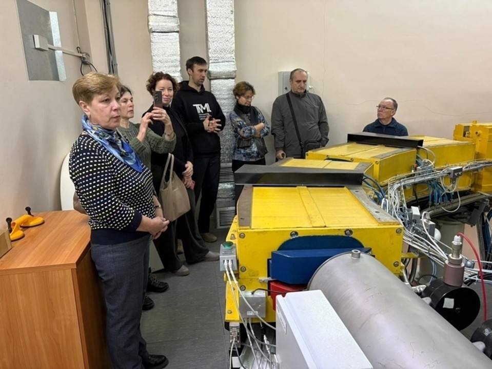 Учителя физики из Серпухова увидели в действии установку для протонно‑лучевой терапии