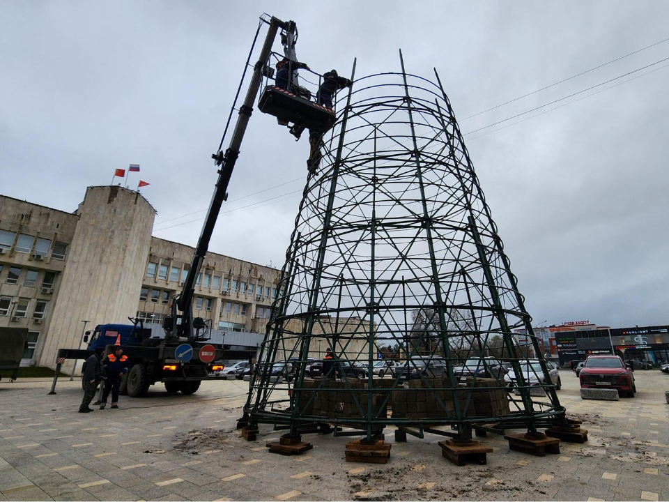 В Рузе устанавливают главную новогоднюю ель