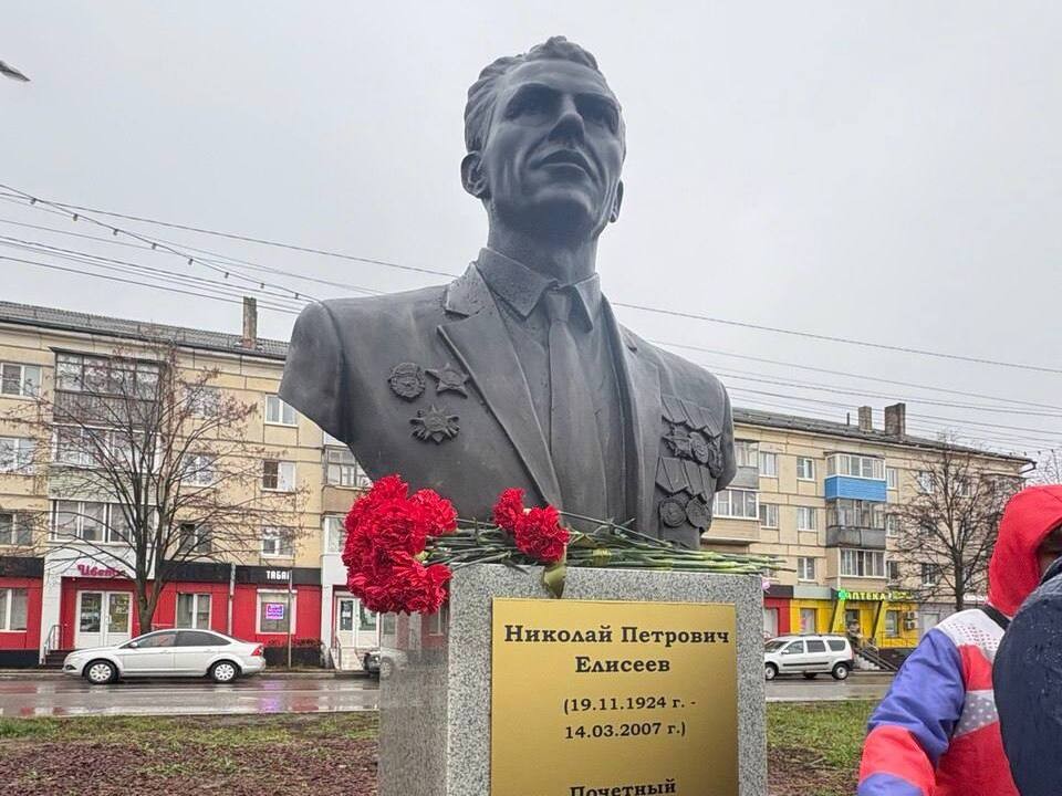 В Кашире открыли бюст Николая Елисеева, положив начало Аллее трудовой Славы