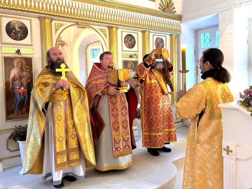 Уникальное событие в Марьинке: благочинный представил прихожанам родственников святого