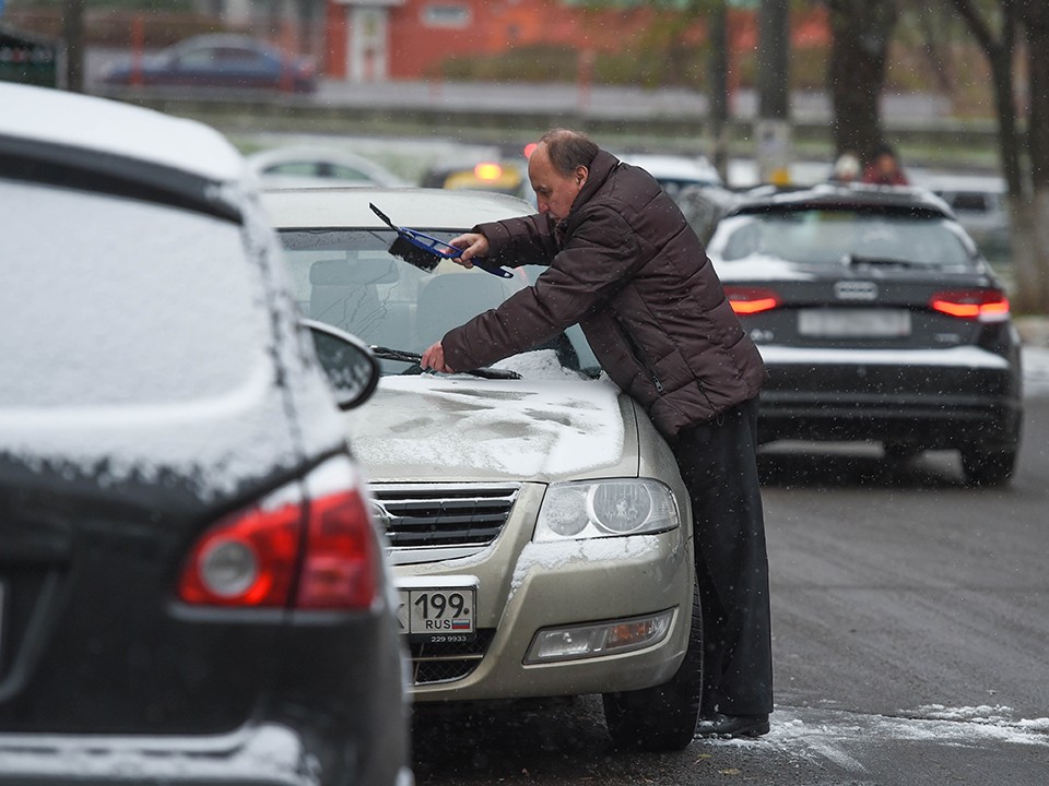 Как быстро очистить лобовое стекло от снега без усилий: старый дедоский способ работает