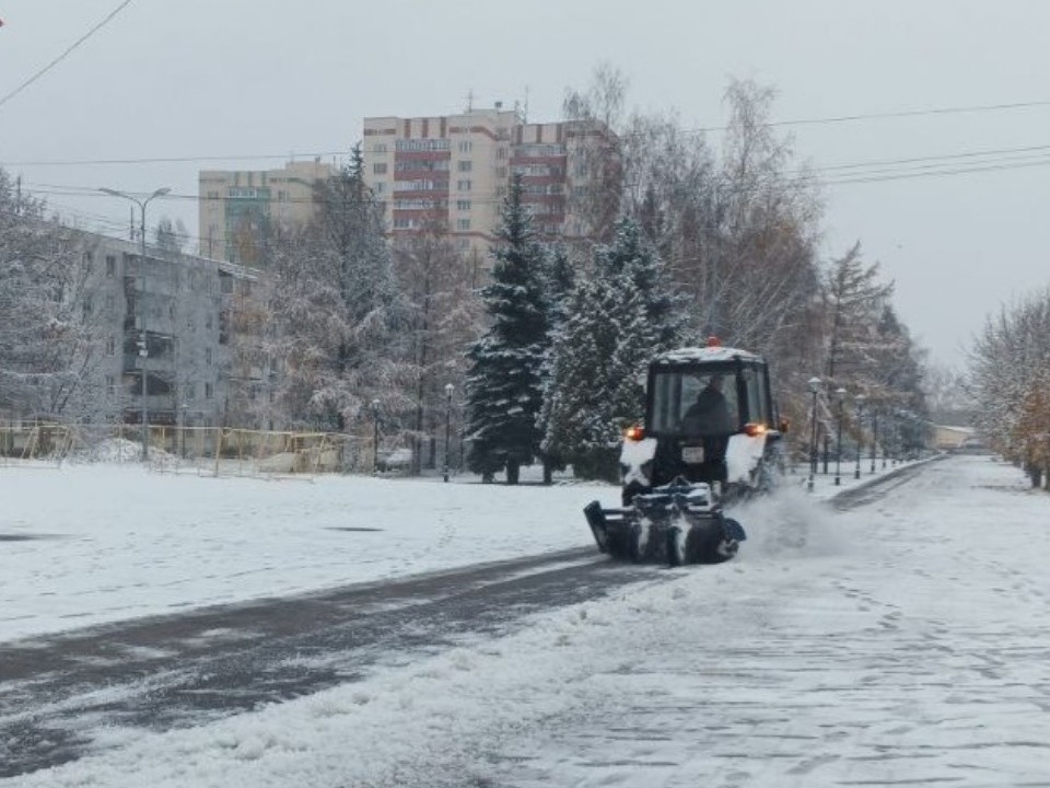 Коммунальные службы устраняют последствия первого снегопада