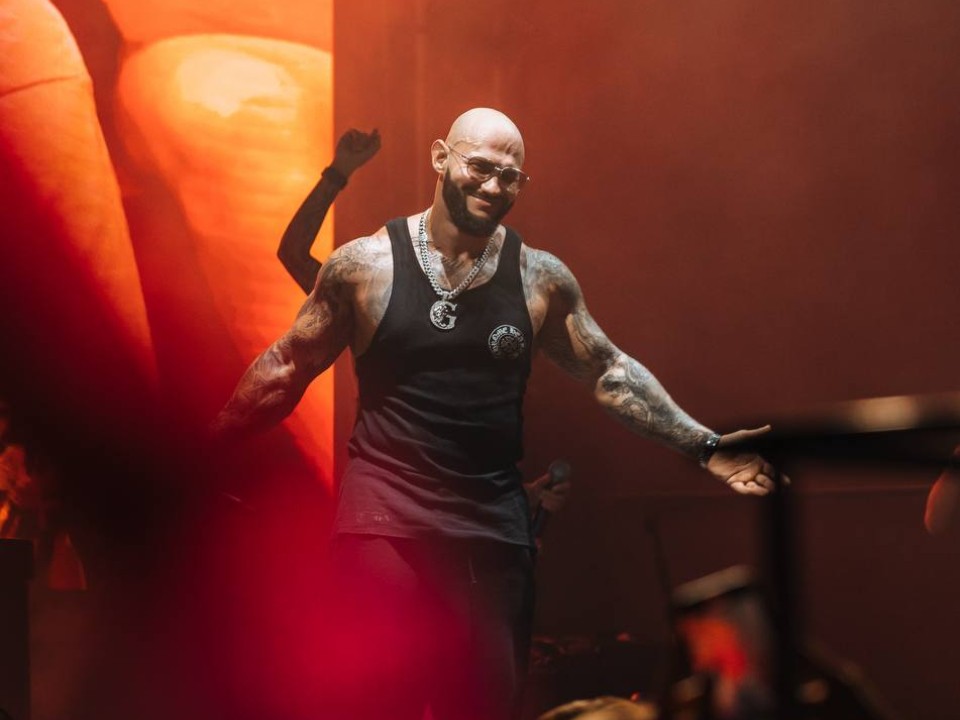 Все делает для бывшей: Джиган спел песню о Самойловой и убежал со сцены