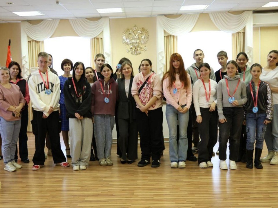 «Семья и закон» в действии: подростки из центра «Гармония» примерили на себя роли жениха и невесты и прошли правовой квест в ЗАГСе