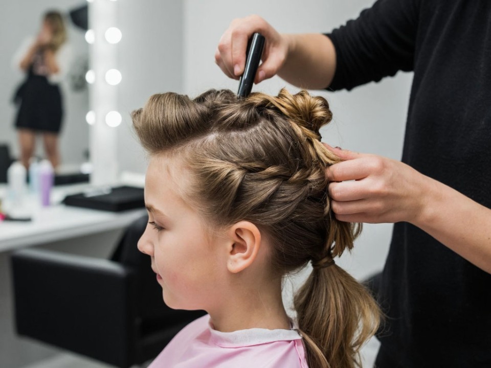 Белокурый ангел: почему новый тренд на биозавивку для детей признали опасным