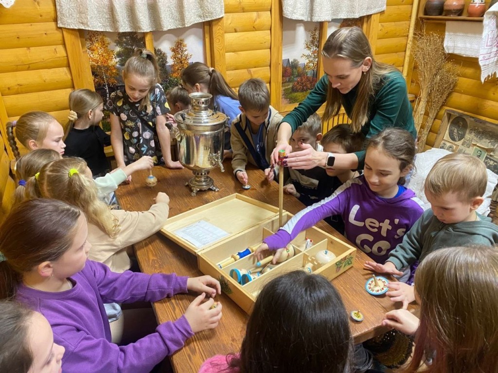 Третьеклассники расписали самовар на арт-классе в музее истории Бронниц