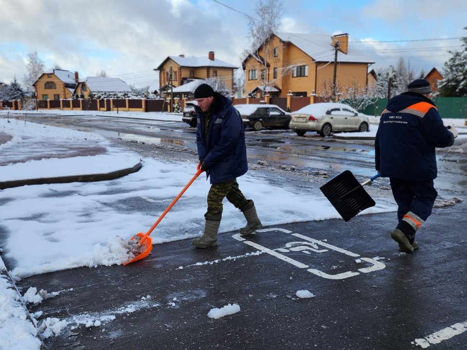 В Рузе коммунальщики в воскресенье устраняют последствия снегопада