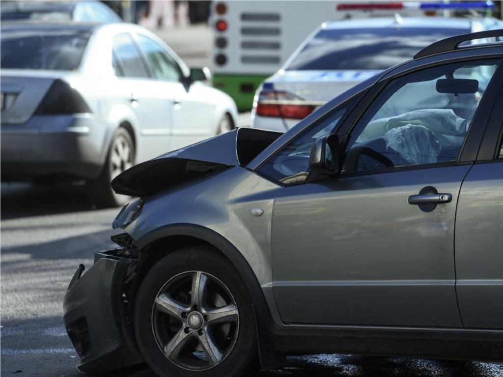 Сотрудники ДПС выясняют причины массового столкновения машин в «Императорских Мытищах»