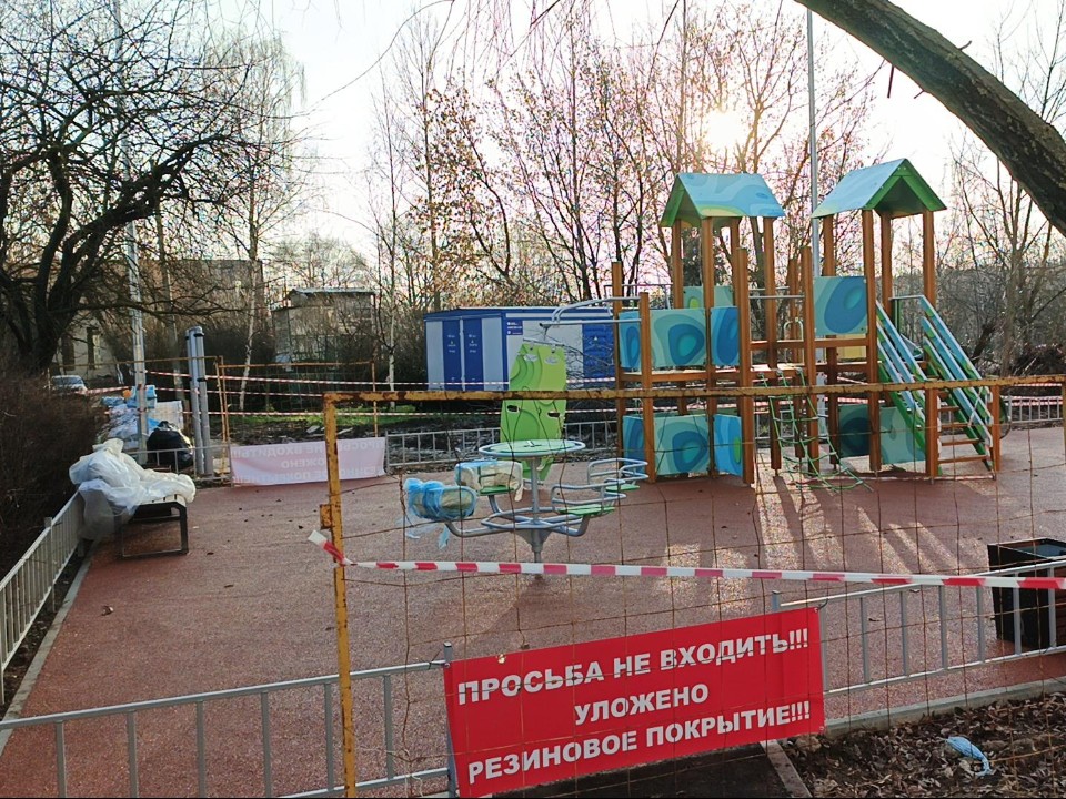 На Молодежной улице завершается обновление покрытия детской площадки