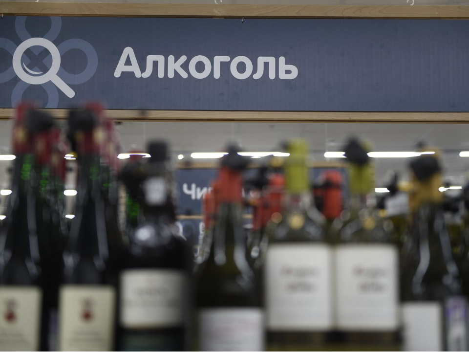 Есть только два часа: в общепите в жилых домах запретят продавать алкоголь