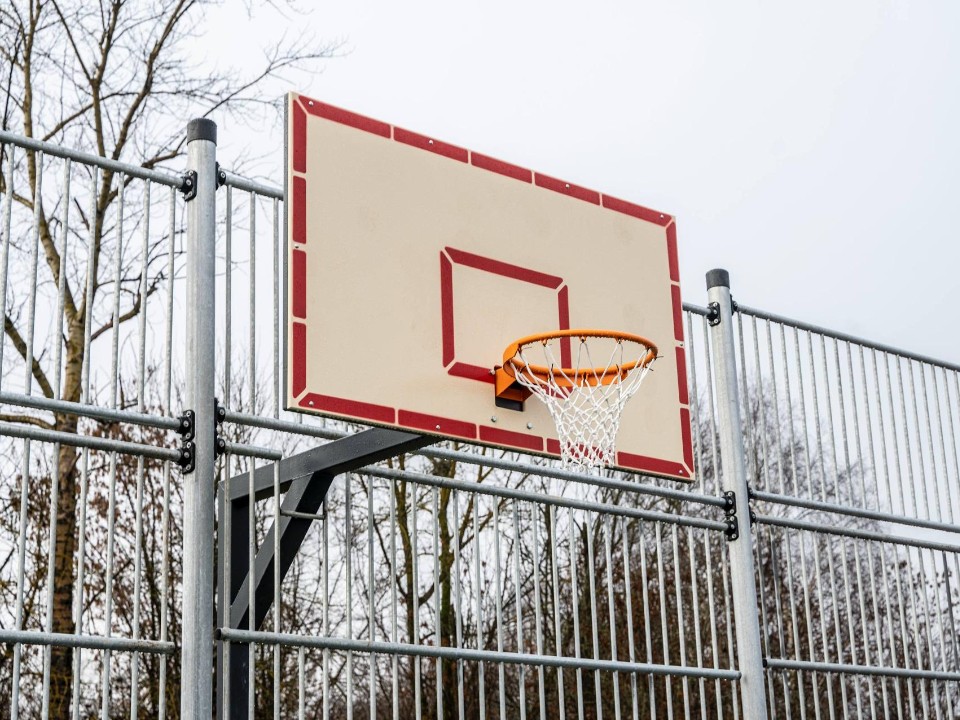 Баскетбол, мини-футбол и волейбол: жители Домодедова смогут заниматься спортом на новой площадке