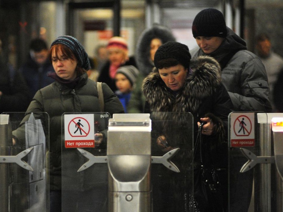Молодому парню не понравилась женщина в метро и он брызнул ей в лицо из баллончика: видео