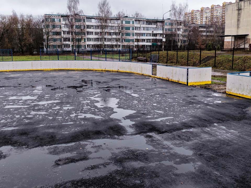 В хоккейной коробке у школы №4 заменили покрытие, чтобы зимой залить каток