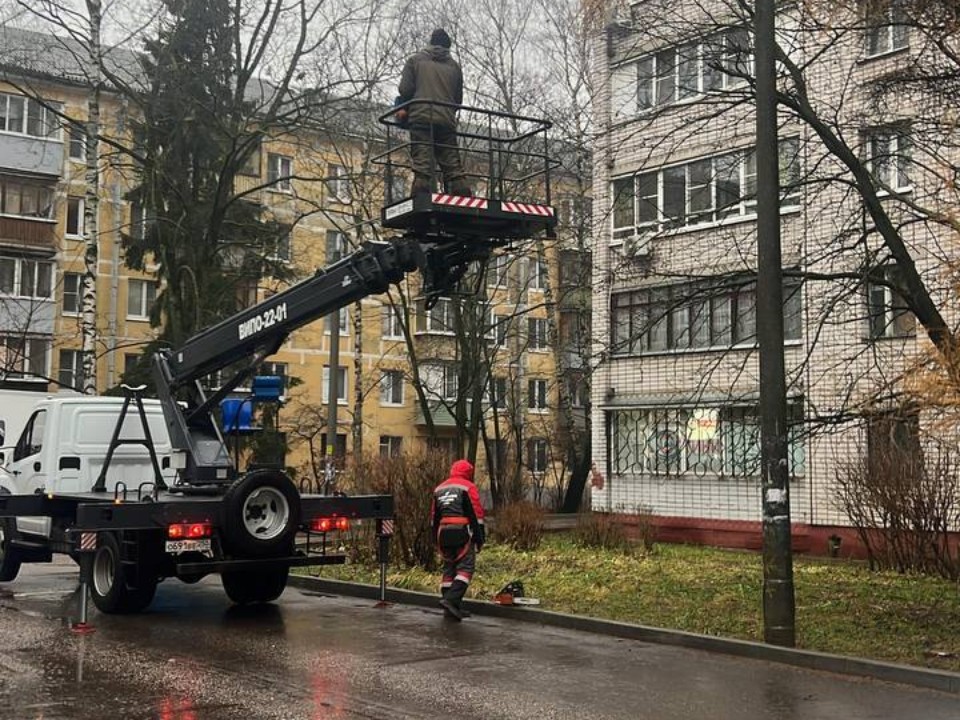 Лобненские коммунальщики ликвидируют подтопления и обновляют детские площадки