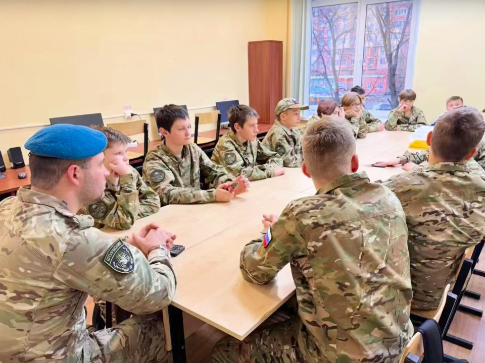 Не только воск, но и тепло и вера: как подростки из Щелкова поддерживают бойцов на передовой