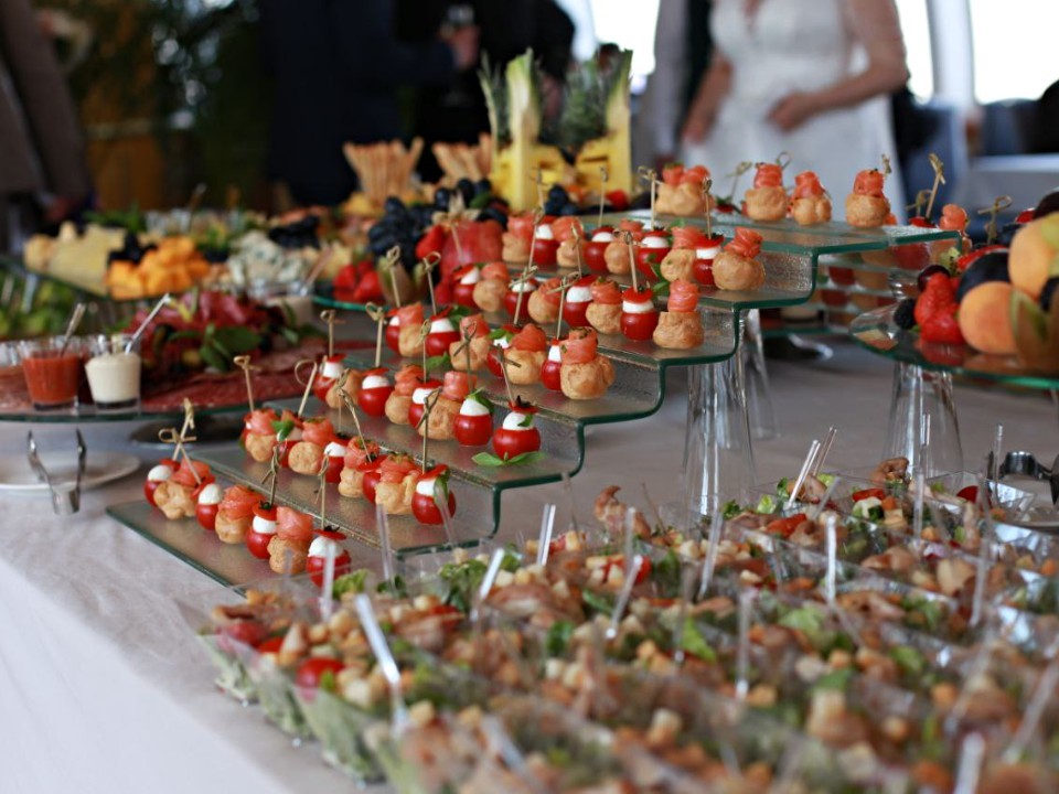 Легкие закуски к празднику: секреты, которые знают только лучшие шеф-повара