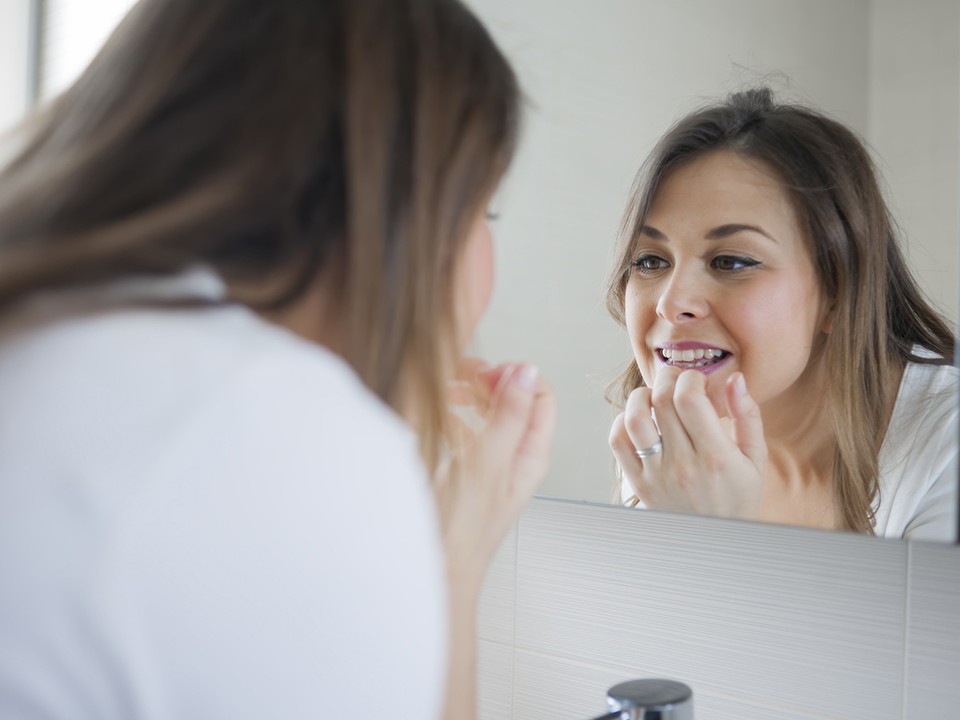 Сам себе стоматолог: что несет новый тренд по самостоятельному пломбированию зубов