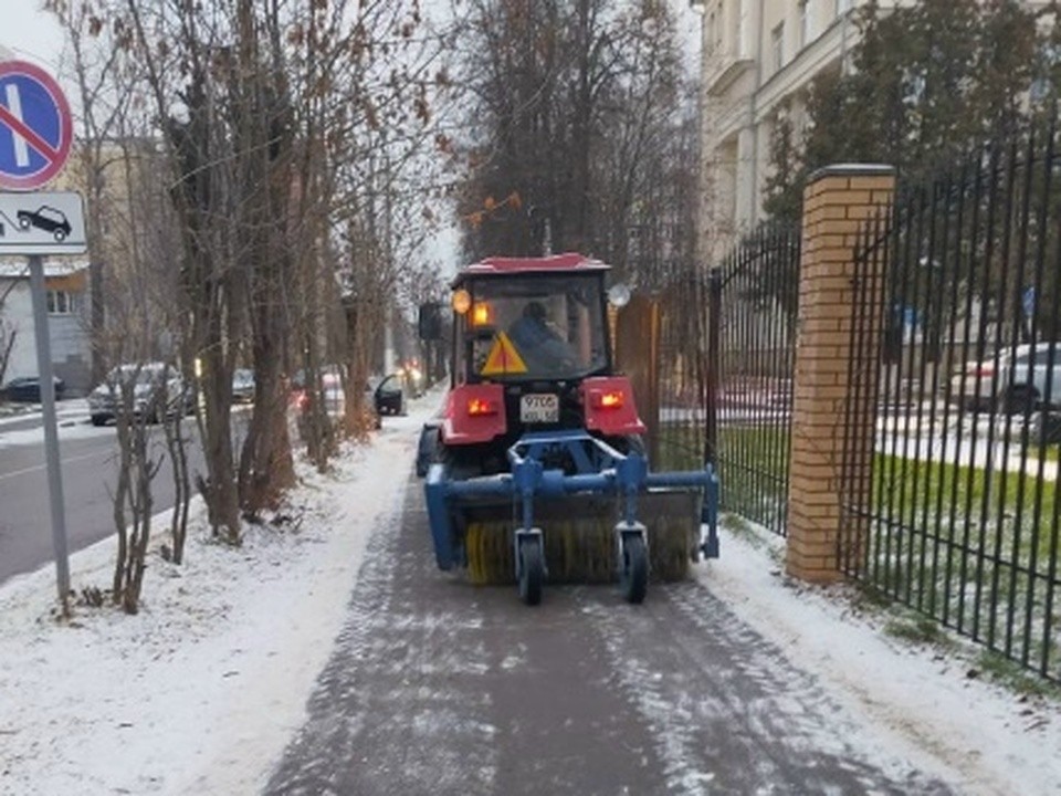 В Долгопрудном рабочие расчищают снег с самого утра