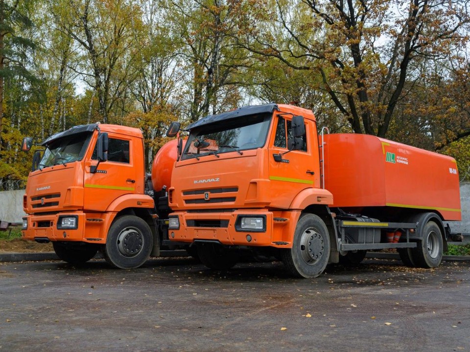 Автокран и кран-манипулятор помогут коммунальщикам наводить порядок в округе