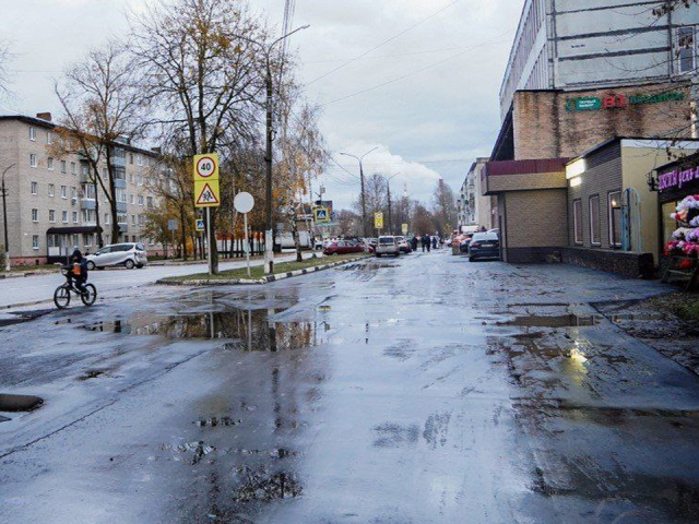 «Теперь пройтись удобнее»: вдоль улицы Жарова заасфальтировали пешеходную зону