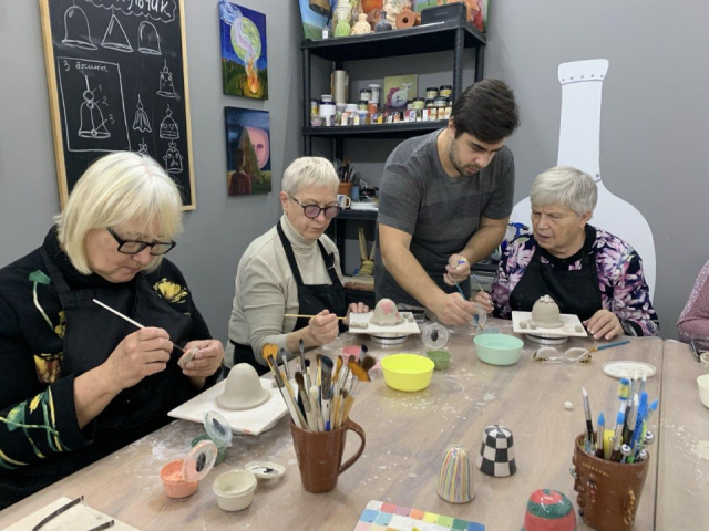 Участники «Активного долголетия» осваивают глину: как на занятиях развить моторику, интеллект и творческое мышление